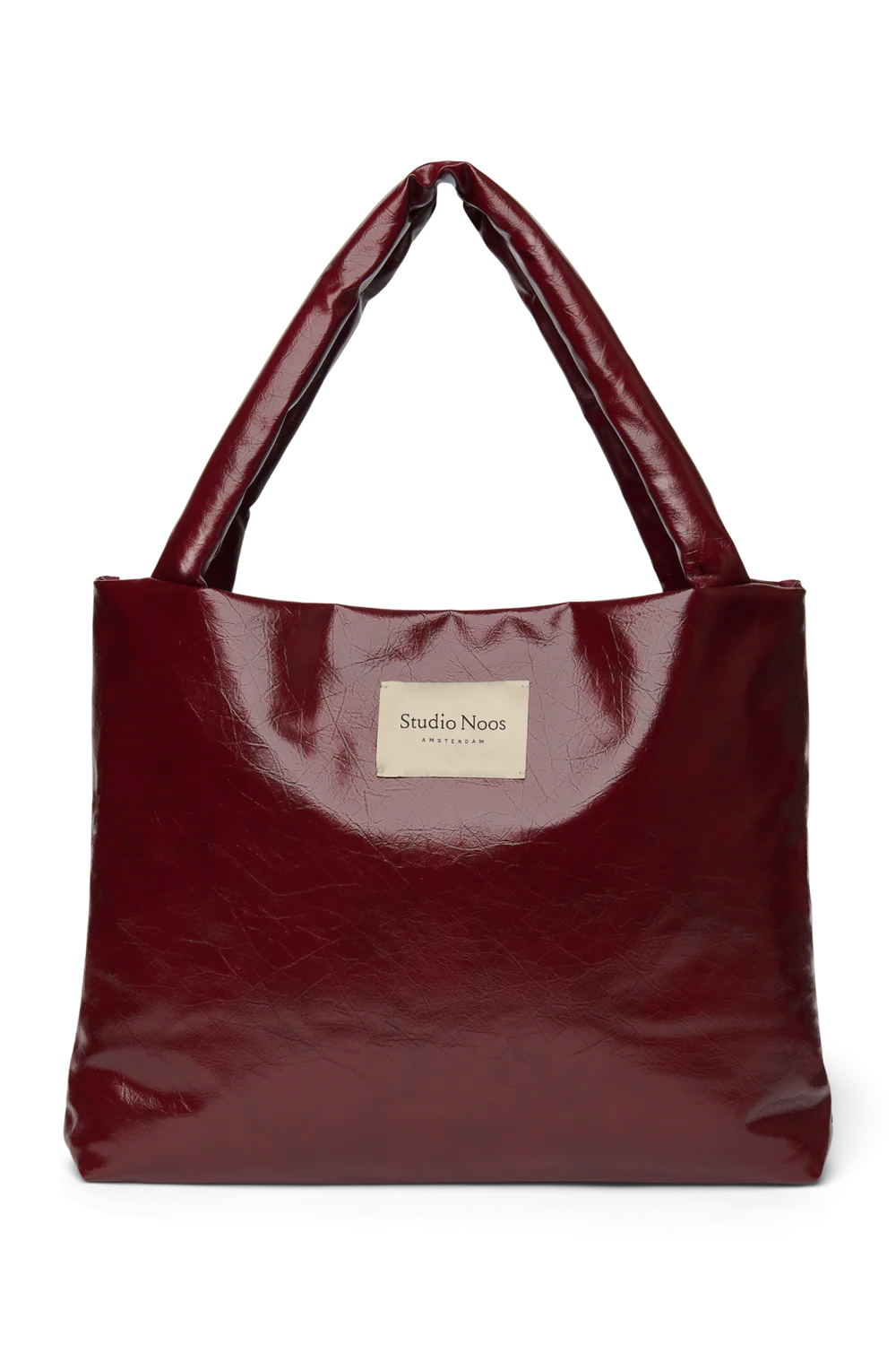 Vorderansicht: Studio Noos Vegan Leather Mom Bag in Bordeauxrot mit gepolsterten Griffen und kleinem Studio Noos Amsterdam Label vorne