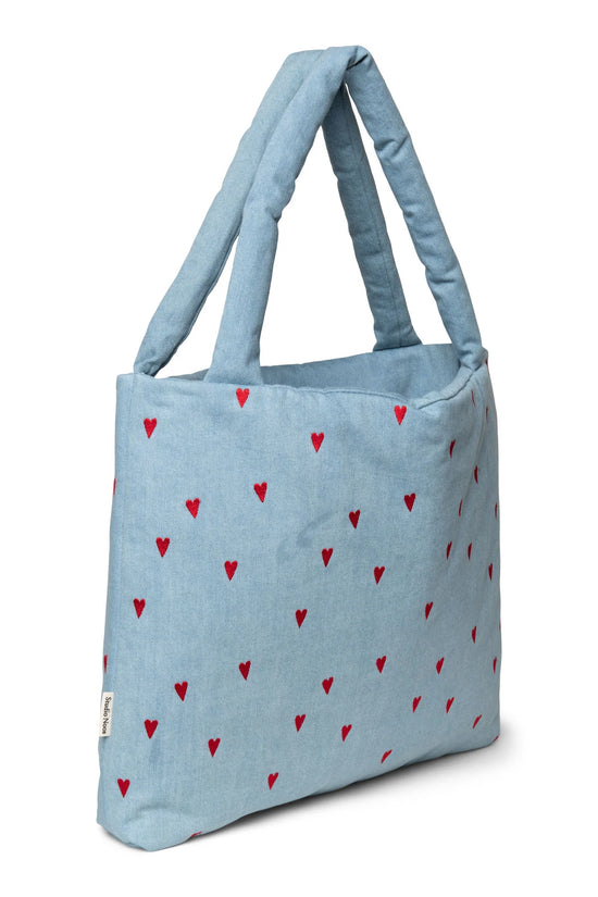 Wattierte Kinderwagentasche aus besticktem Denim von Studio Noos.