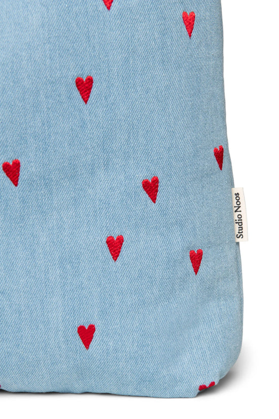 Wattierte Kinderwagentasche aus besticktem Denim von Studio Noos.