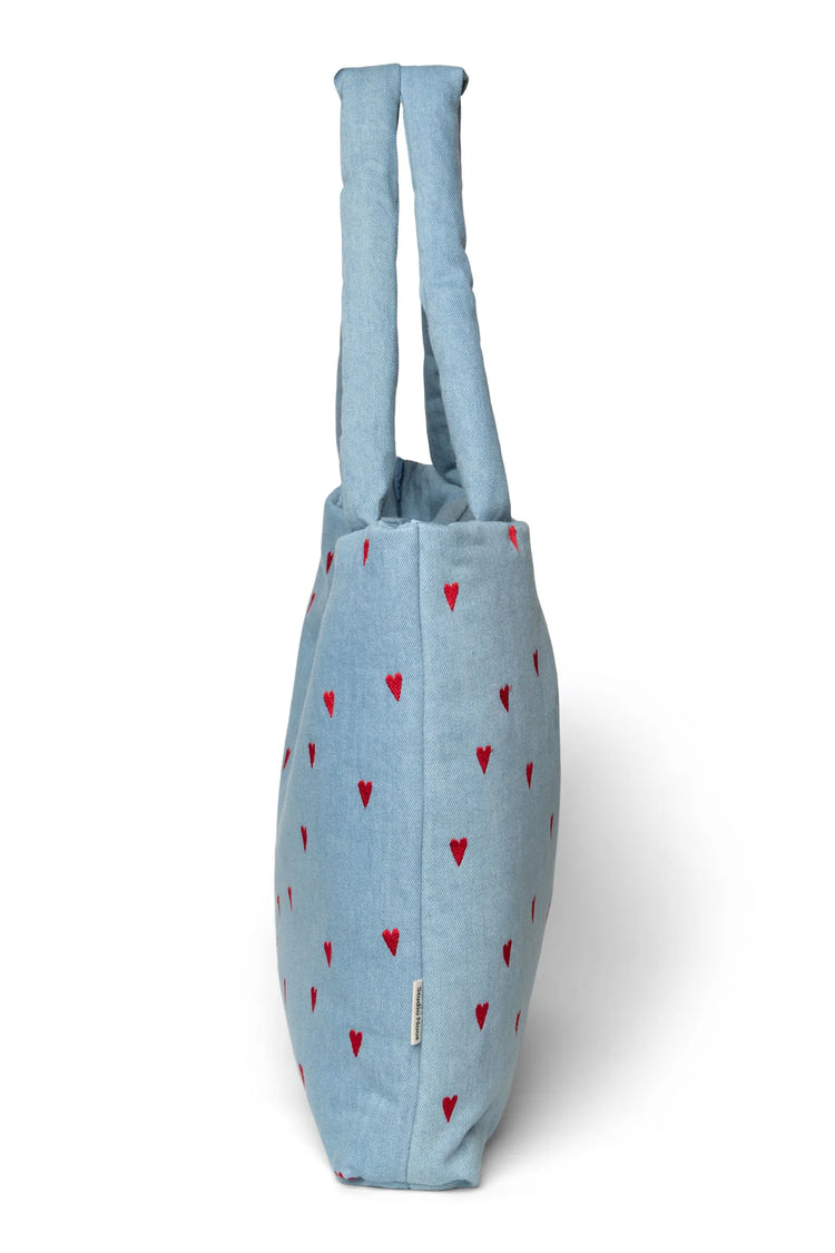 Wattierte Kinderwagentasche aus besticktem Denim von Studio Noos.