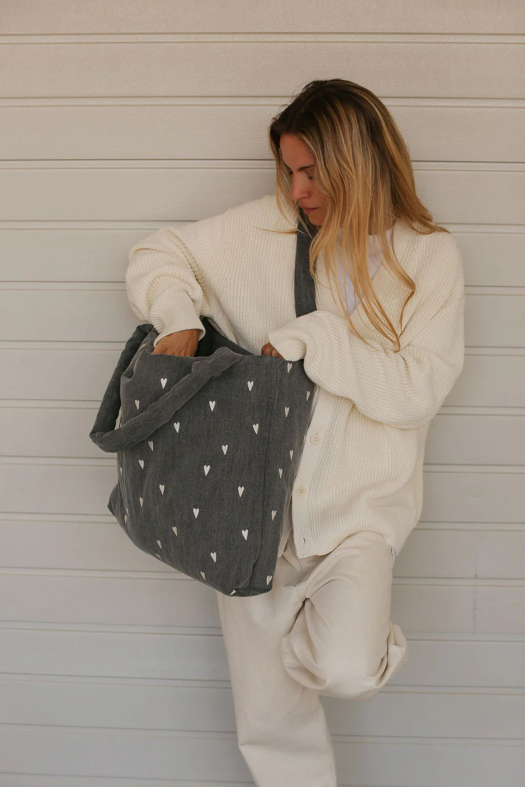 Wattierte Kinderwagentasche aus besticktem Jeansstoff von Studio Noos.