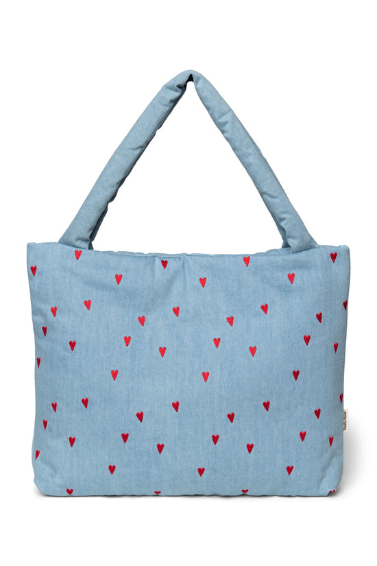 Wattierte Kinderwagentasche aus besticktem Denim von Studio Noos.