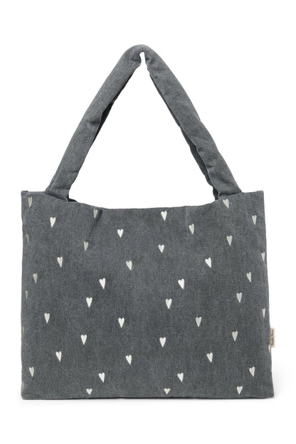 Wattierte Kinderwagentasche aus besticktem Jeansstoff von Studio Noos.