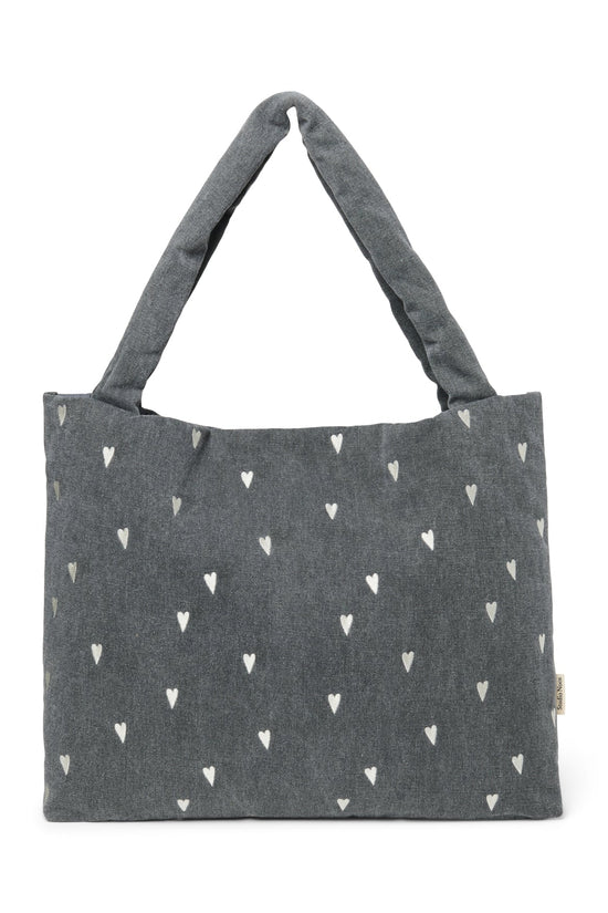 Wattierte Kinderwagentasche aus besticktem Jeansstoff von Studio Noos.