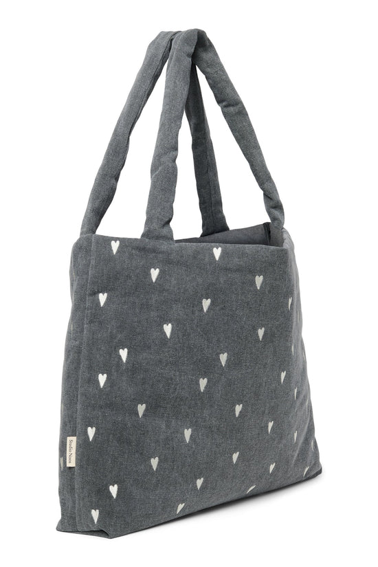 Wattierte Kinderwagentasche aus besticktem Jeansstoff von Studio Noos.