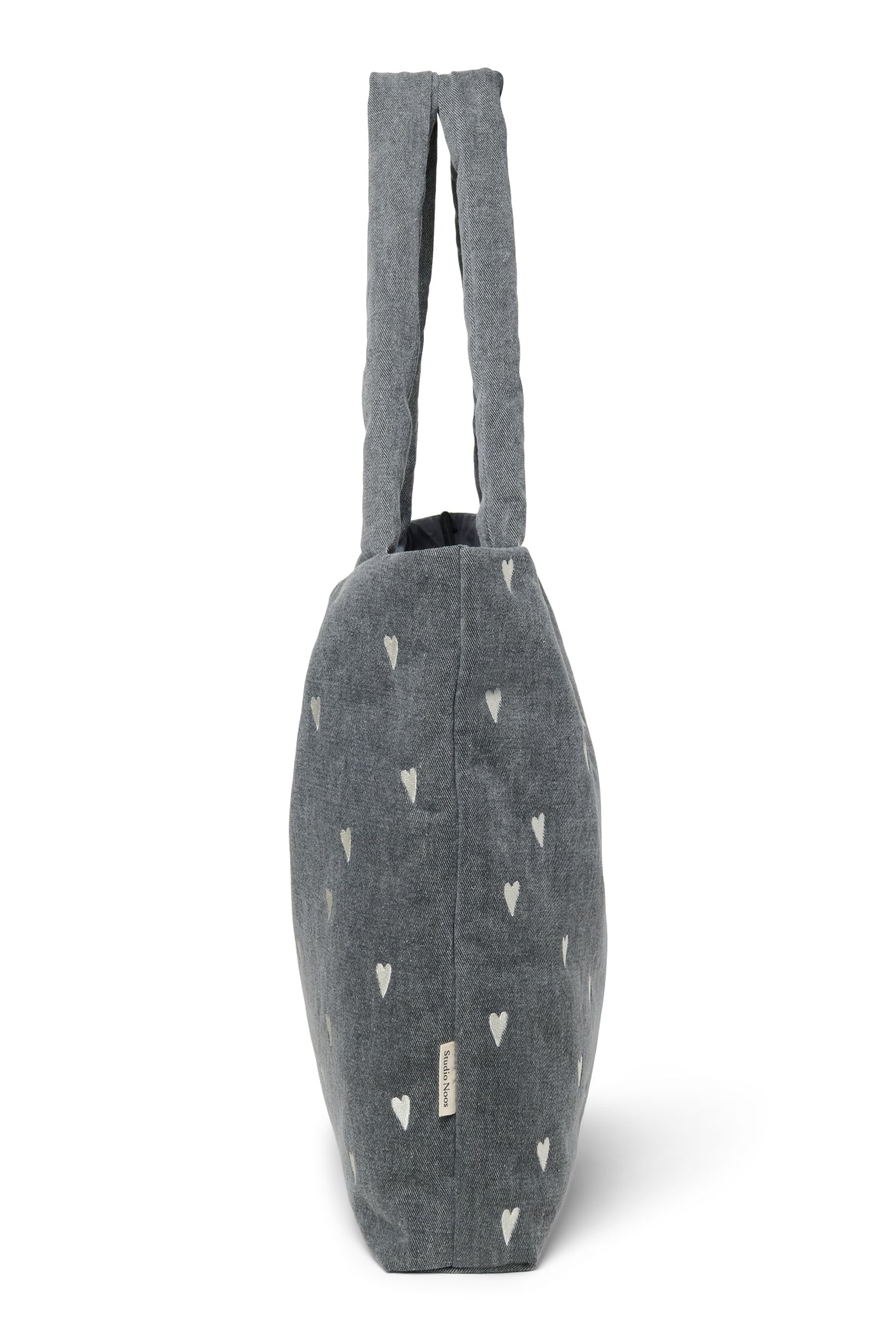 Wattierte Kinderwagentasche aus besticktem Jeansstoff von Studio Noos.