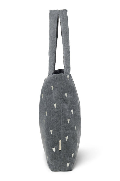 Wattierte Kinderwagentasche aus besticktem Jeansstoff von Studio Noos.