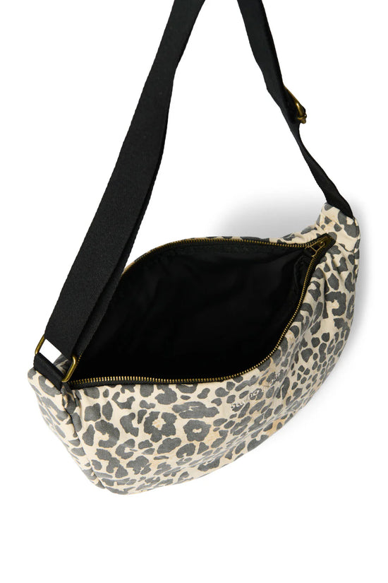 Wattierte Crossbody Bag für Erwachsene aus weicher Baumwolle von Studio Noos. Jede Tasche ist ein Unikat.