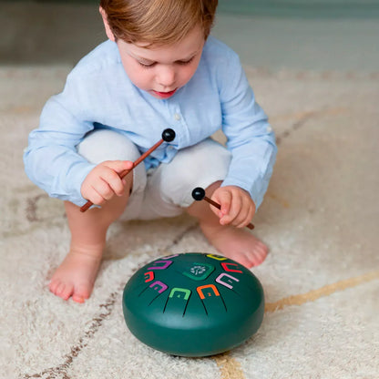 Die Zungentrommel von juegaconmigo mit Aufbewahrungstasche, Drum Sticks, Trommelstockhalter, Fingerpicks und Notenbuch zum Aufstellen. 