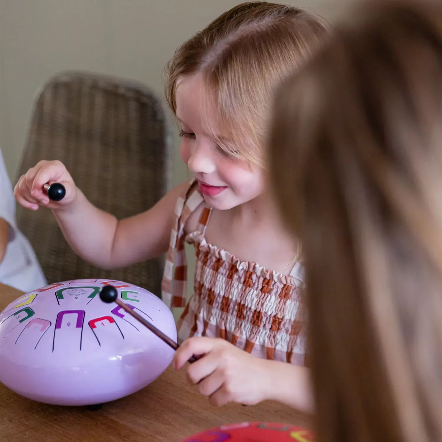 Die Zungentrommel von juegaconmigo mit Aufbewahrungstasche, Trommelstöcken, Trommelstockhalter, Fingerpicks und Notenbuch zum Aufstellen. 