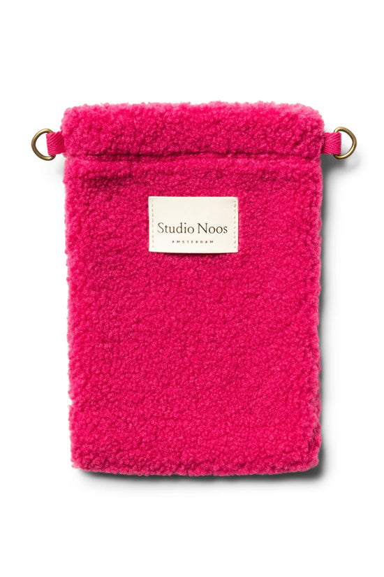 Phone Bag aus Teddystoff in pink von Studio Noos. Jede Tasche ist ein Unikat.