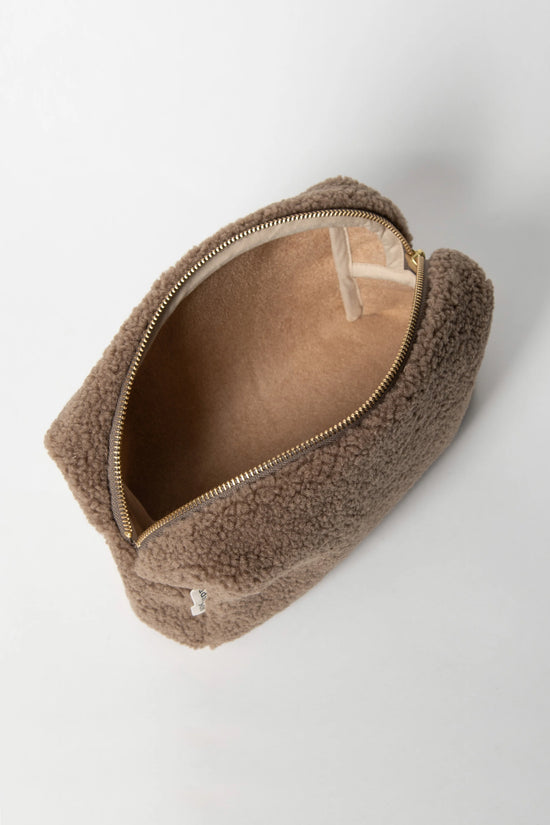 Kleine Kulturtasche aus Teddystoff von Studio Noos. 