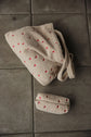 Mit Herzen bestickte Kulturtasche aus Teddystoff mit passender Mom Bag von Studio Noos. 