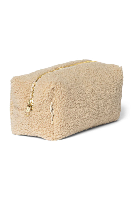 Kleine Kulturtasche aus Teddystoff von Studio Noos. 
