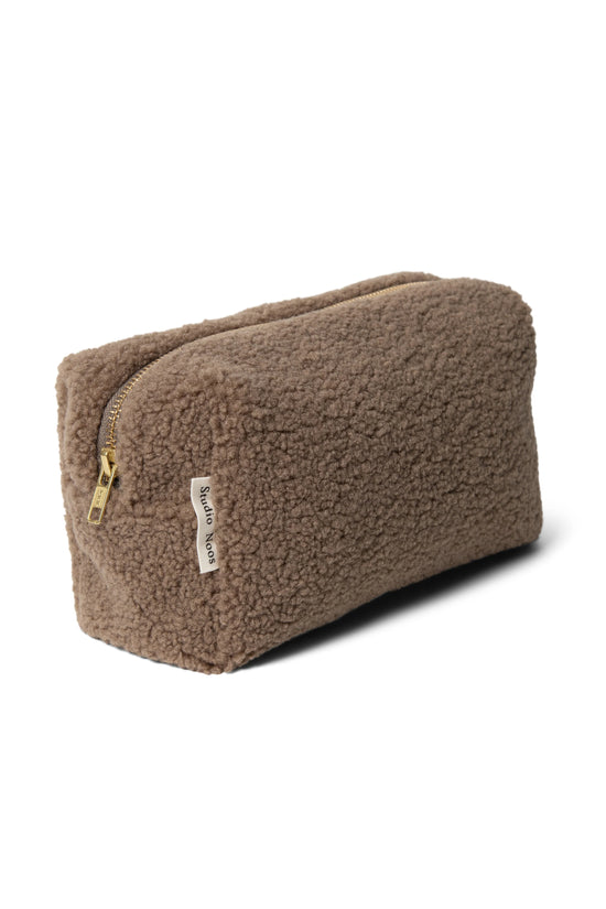 Kleine Kulturtasche aus Teddystoff von Studio Noos. 