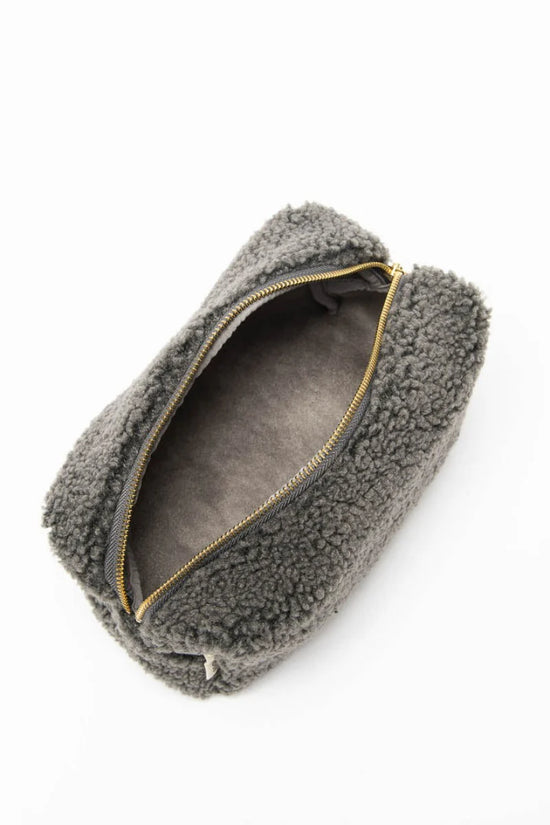 Kleine Kulturtasche aus Teddystoff von Studio Noos. 