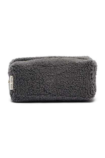 Kleine Kulturtasche aus Teddystoff von Studio Noos. 