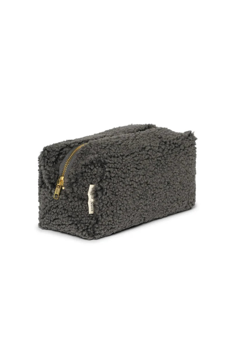 Kleine Kulturtasche aus Teddystoff von Studio Noos. 