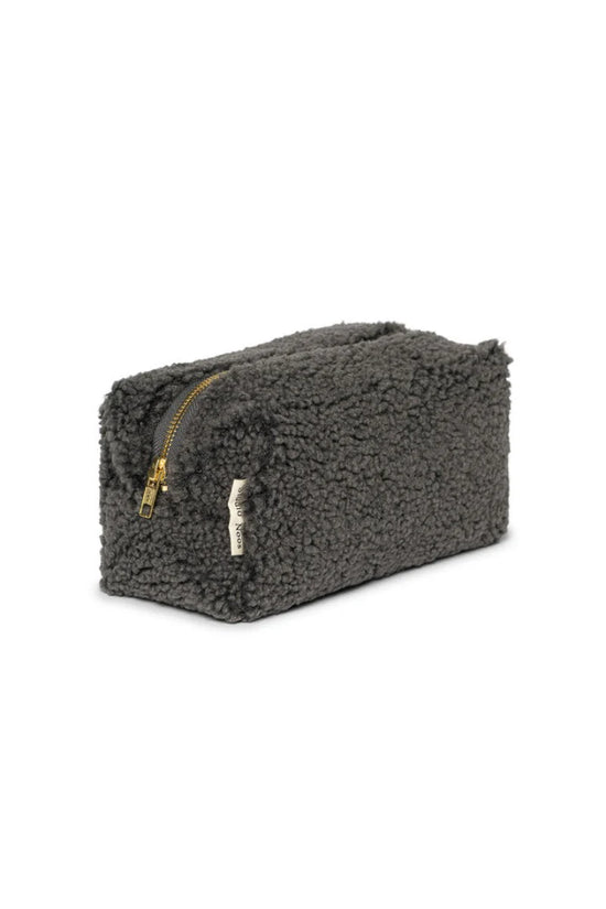 Kleine Kulturtasche aus Teddystoff von Studio Noos. 