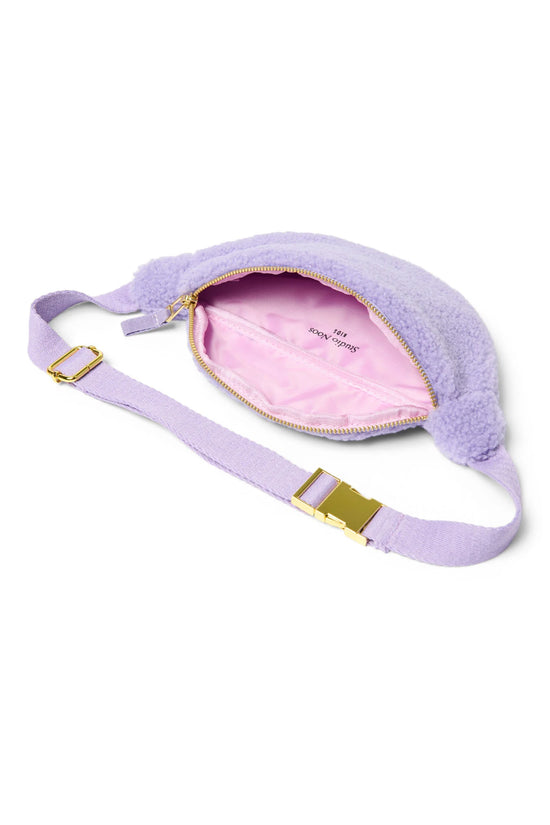 Crossbody Bag für Kinder und Jugendliche aus Teddystoff von Studio Noos. Jede Tasche ist ein Unikat.