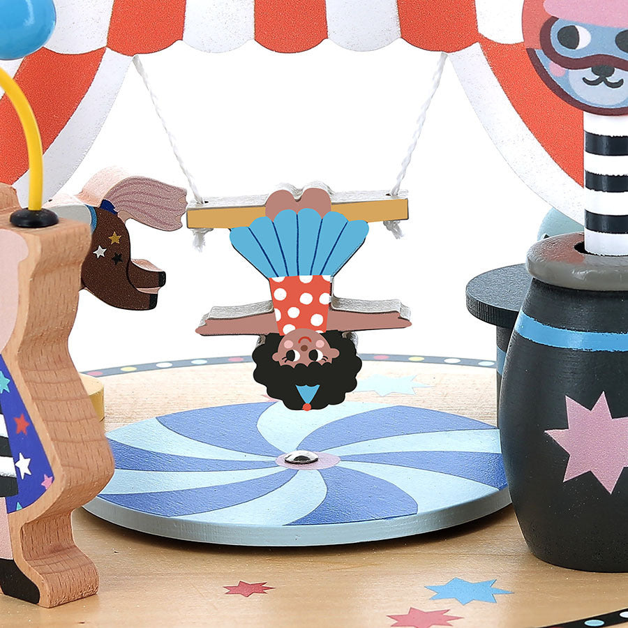 Detailansicht des Vilac Early Learning Toy Circus aus Holz mit buntem Zirkusmotiv und verschiedenen Spielelementen