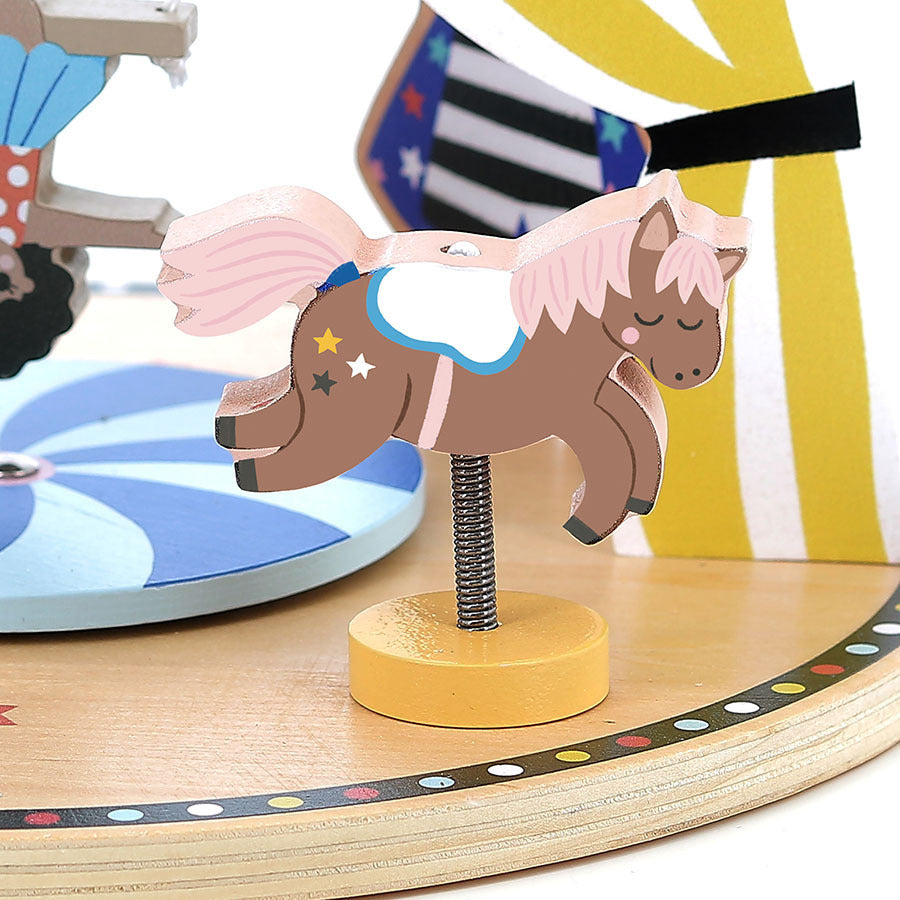 Detailansicht des Vilac Early Learning Toy Circus aus Holz mit buntem Zirkusmotiv und verschiedenen Spielelementen