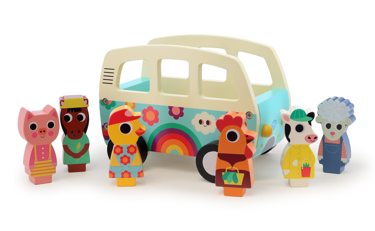 Bunte Tierfiguren des Vilac Van Holz-Steckspiels vor dem Fahrzeug