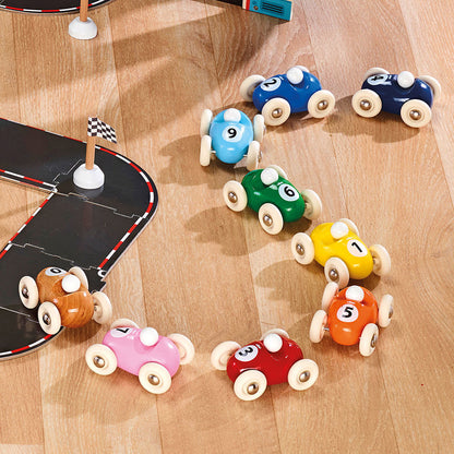 Mini Roadster Holzautos von Vilac in verschiedenen Farben fahren hintereinander auf einer Spielstrecke