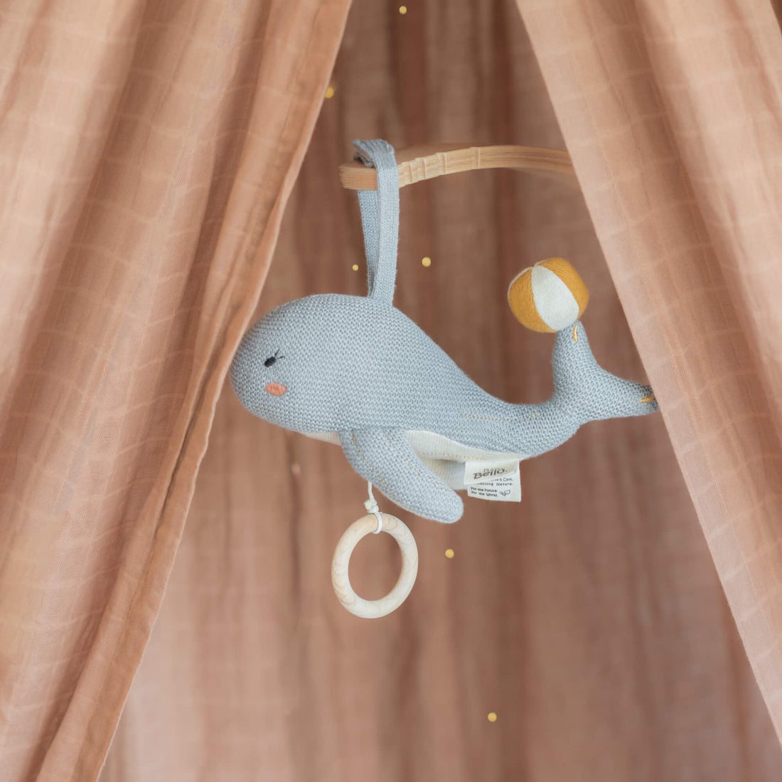 Spieluhr von Baby Bello. Wally der Wal ist in naturtönen gehalten und super weich. Seine sanfte Musik hilft Babys beim Einschlafen.