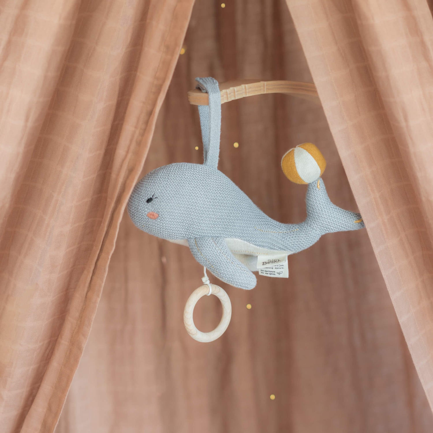 Spieluhr von Baby Bello. Wally der Wal ist in naturtönen gehalten und super weich. Seine sanfte Musik hilft Babys beim Einschlafen.