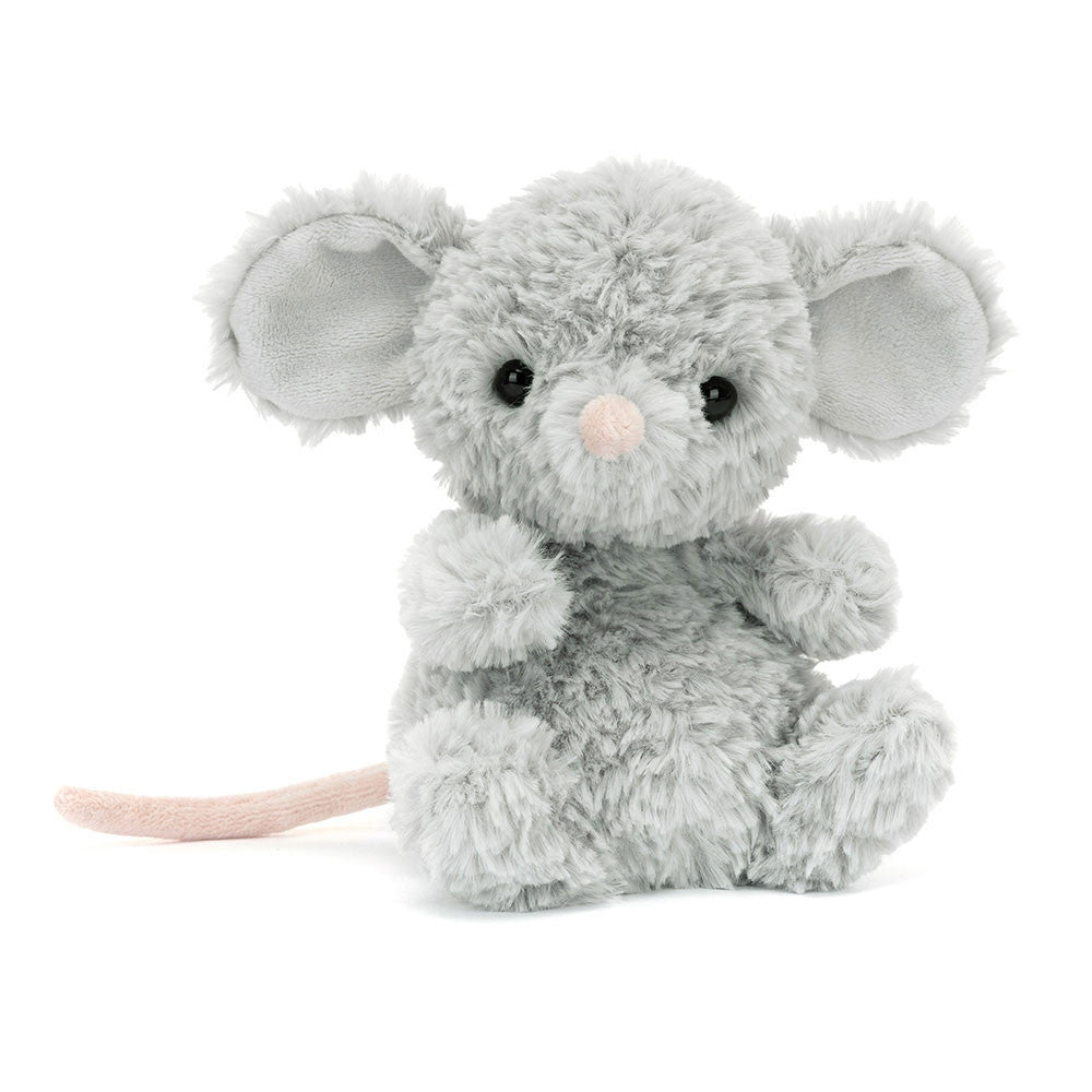 Vorderansicht: Jellycat Yummy Mouse – sitzende graue Kuscheltier-Maus mit rosa Schwänzchen, kleinen Ohren und schwarzen Knopfaugen.