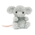 Vorderansicht: Jellycat Yummy Mouse – sitzende graue Kuscheltier-Maus mit rosa Schwänzchen, kleinen Ohren und schwarzen Knopfaugen.