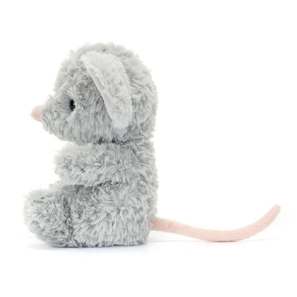 Seitenansicht: Jellycat Yummy Mouse – sitzende graue Kuscheltier-Maus mit rosa Schwänzchen, kleinen Ohren und schwarzen Knopfaugen.
