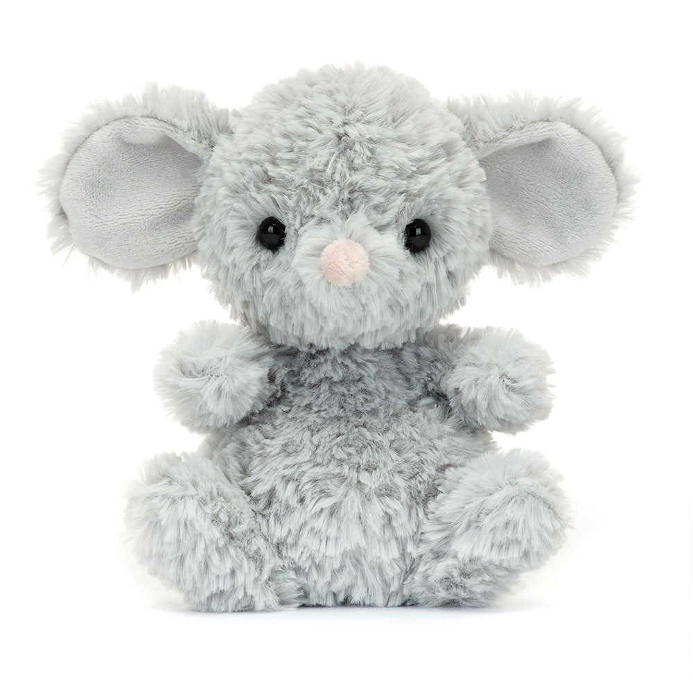 Vorderansicht: Jellycat Yummy Mouse – sitzende graue Kuscheltier-Maus mit rosa Schwänzchen, kleinen Ohren und schwarzen Knopfaugen.