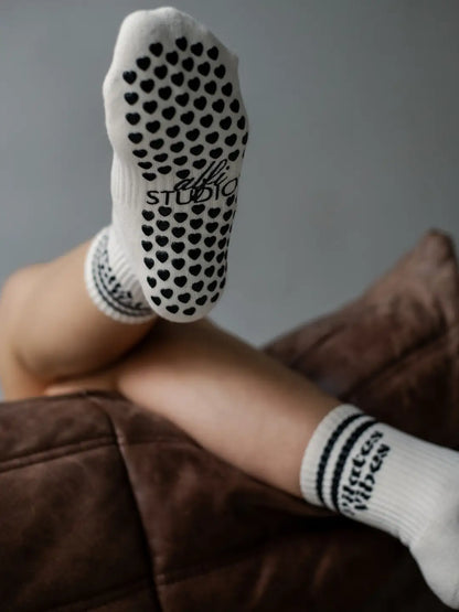 Pilates-Socken „Pilates Vibes“ von alfi STUDIOS in Weiß mit schwarzen Streifen und Schriftzug