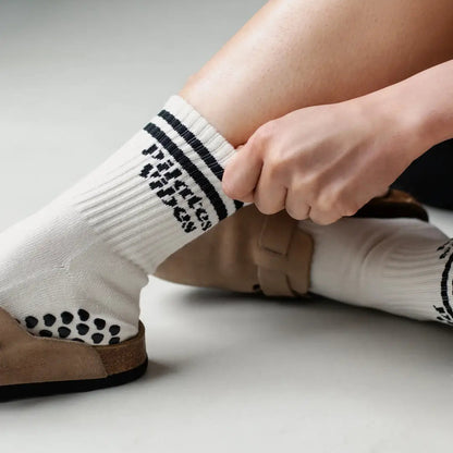 Pilates-Socken „Pilates Vibes“ von alfi STUDIOS in Weiß mit schwarzen Streifen und Schriftzug
