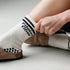 Pilates-Socken „Pilates Vibes“ von alfi STUDIOS in Weiß mit schwarzen Streifen und Schriftzug