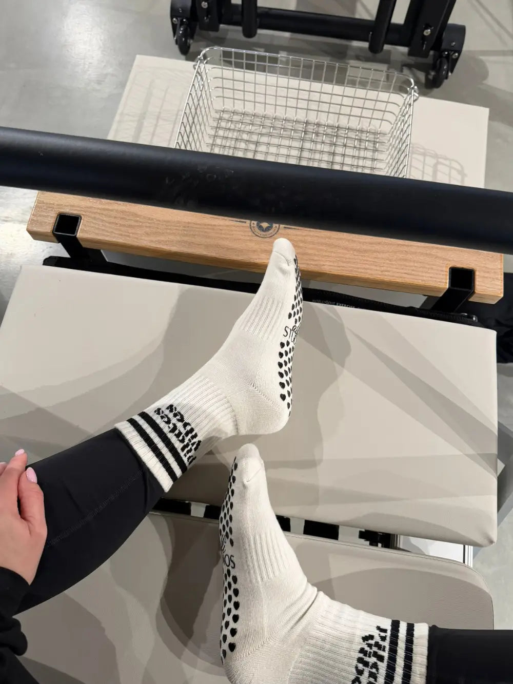 Pilates-Socken „Pilates Vibes“ von alfi STUDIOS in Weiß mit schwarzen Streifen und Schriftzug