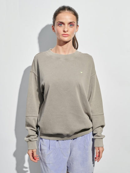 Graugrünes Sweatshirt Lazy Coconut mit Herzstickerei vorne und Print auf dem Rücken, relaxed Fit