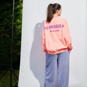 Sweatshirt in der Farbe Apricot mit Lazy Coconut day Schriftzug auf dem Rücken und mit Herzstickerei vorne, relaxed Fit