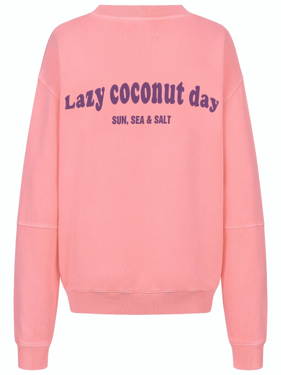 Sweatshirt in der Farbe Apricot mit Lazy Coconut day Schriftzug auf dem Rücken und mit Herzstickerei vorne, relaxed Fit