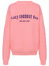 Sweatshirt in der Farbe Apricot mit Lazy Coconut day Schriftzug auf dem Rücken und mit Herzstickerei vorne, relaxed Fit