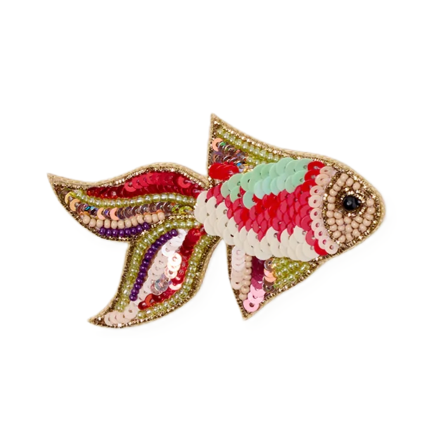 Brosche Fisch von byVivi in Fischform mit bunten Pailletten, Perlen und funkelnden Steinen verziert.
