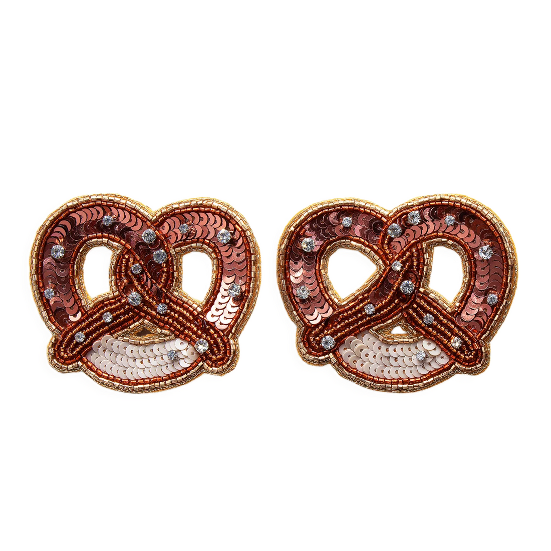 Broschenpaar Brezel von byVivi in brauner Brezelform mit Pailletten, Perlen und funkelnden Steinen verziert.