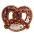 Brosche Brezel von byVivi in brauner Brezelform mit Pailletten, Perlen und funkelnden Steinen verziert.