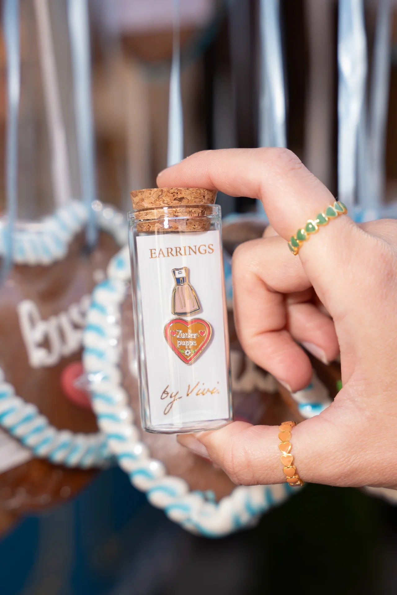 Ohrringe im Glas Oktoberfest von byVivi mit goldenen Ohrsteckern im Dirndl- und Lebkuchenherz-Design in einem Glas mit Korkdeckel.