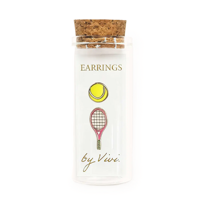 Ohrringe im Glas Tennis von byVivi mit goldenem Tennisschläger und Tennisball aus emailliertem Edelstahl