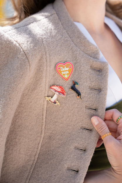 Lebkuchenherz Pin Zuckerpuppe von byVivi an einer Damentrachtenjacke als verspieltes Trachten-Accessoire getragen