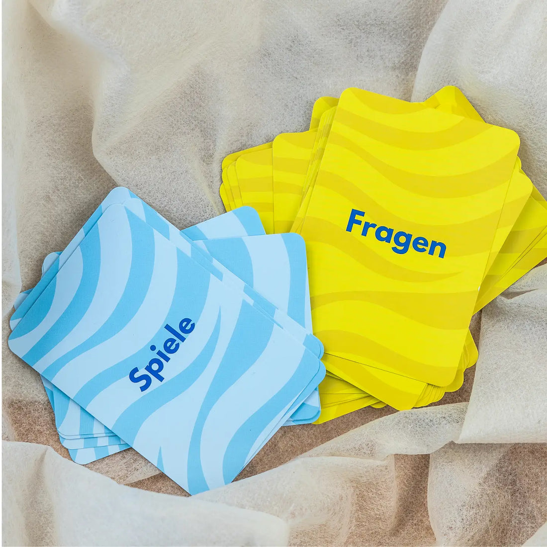 finimi Ask &amp; Task Kartenset für Kinder mit blauen Spielkarten und gelben Fragenkarten