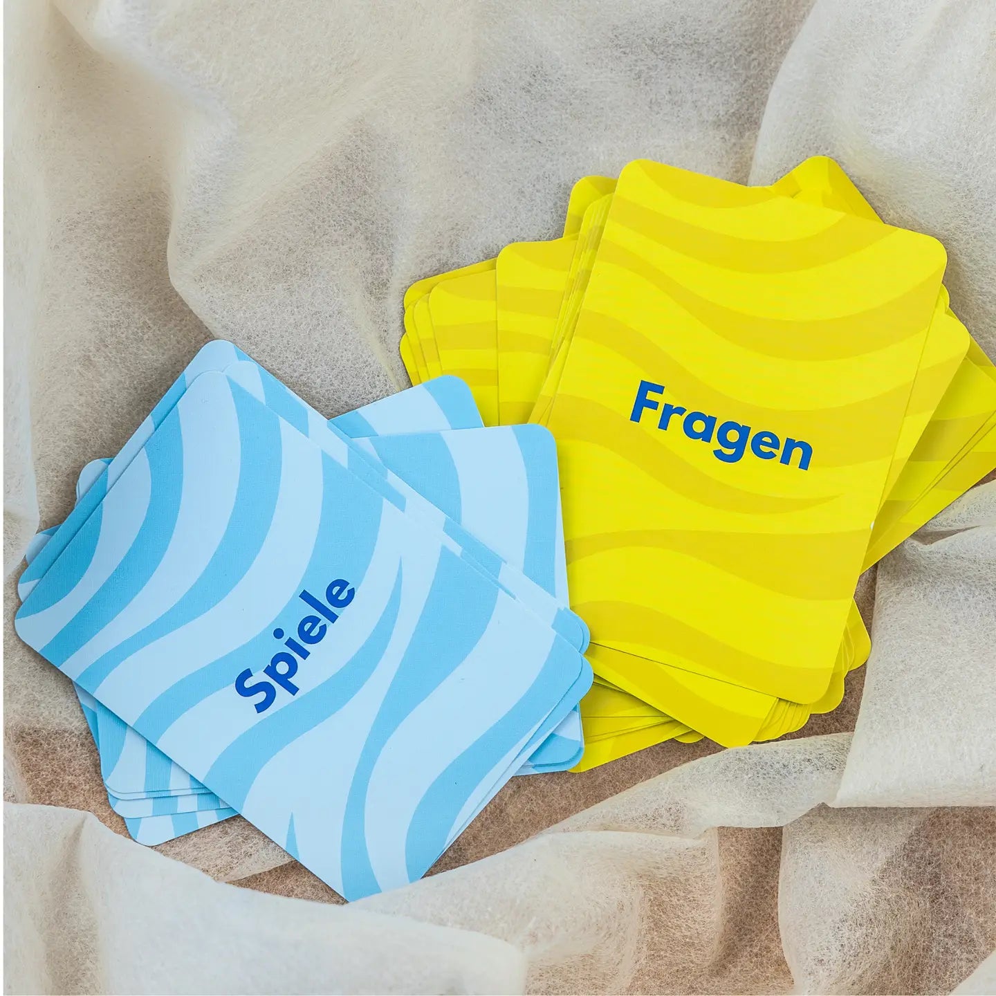 finimi Ask &amp; Task Kartenset für Kinder mit blauen Spielkarten und gelben Fragenkarten
